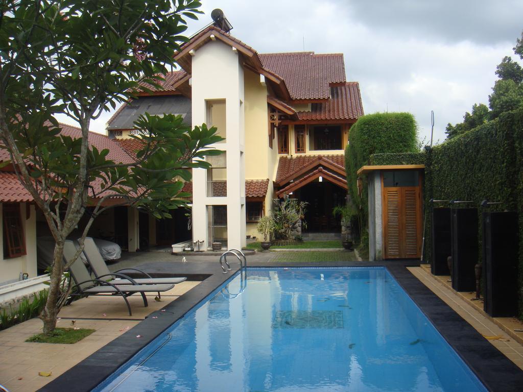 D Ajenk Boutique Guest House Kejayan Extérieur photo